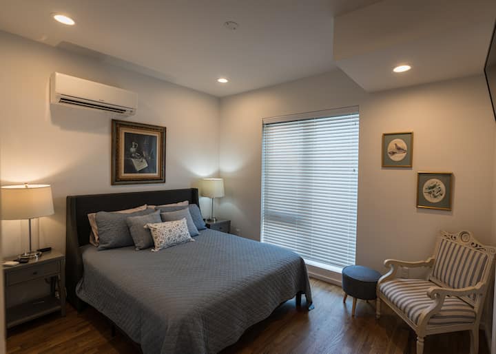 غرفة النوم 3 مع سرير بحجم كبير، وسدادات USB على كل من الطاولات الليلية، وخزانة ملابس كبيرة، ومنطقة جلوس.  هناك أيضًا تلفزيون ذكي والتحكم في المناخ الخاص بك.