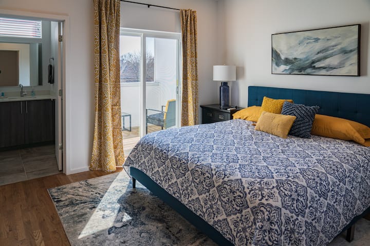 غرفة نوم أساسية مع حمام داخلي ومنطقتين للجلوس في الهواء الطلق.  تحتوي هذه الغرفة على خزانة كبيرة مع رفوف، وتلفزيون ذكي خاص بها.  تحتوي جميع غرف النوم على مقابس USB على كل جانب من السرير، وبياضات قطنية ناعمة.