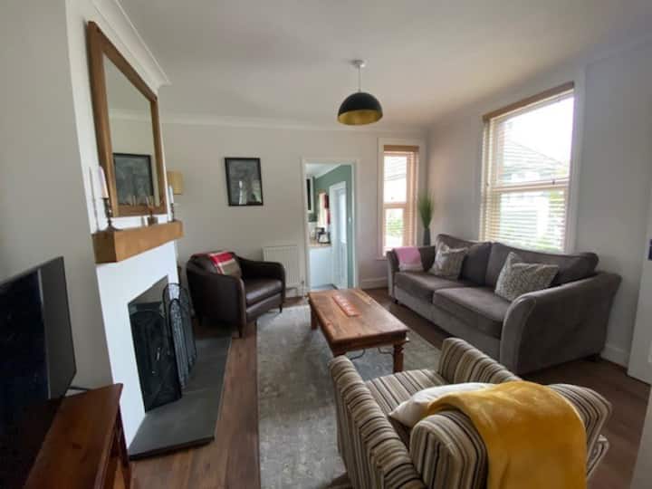 Cosy Three Bedroom Home With Wood Burner - Poole