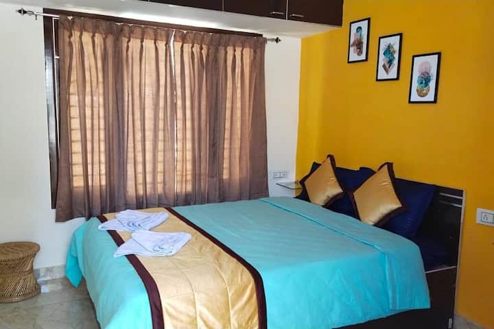 Მეორე სართული, მეორე დელუქს-საძინებელი 
ფარდა, სკამები, დენის როზეტები საწოლთან, ზეწრები, ბაღის ხედი ფანჯრიდან.