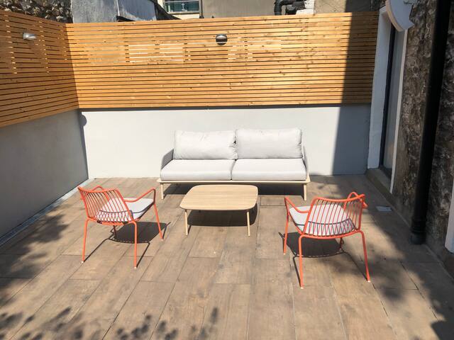 City Centre Newly Refurbed House with Terrace!