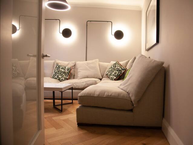 City Centre Newly Refurbed House with Terrace! gallery image 2