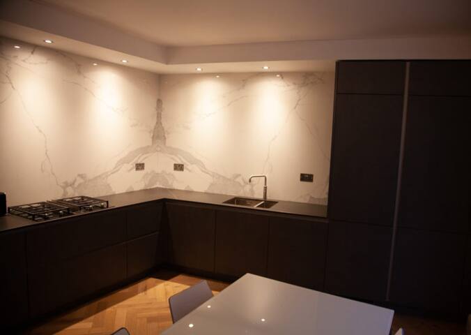 City Centre Newly Refurbed House with Terrace! gallery image 3