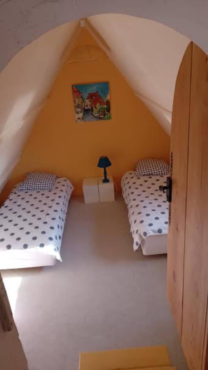 Camera piano N2 . Due letti singoli