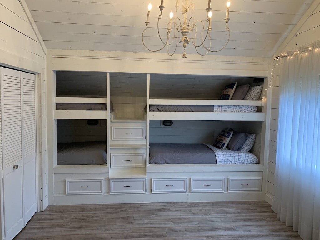 ห้องนอนชั้นบนที่ 2 พร้อมเตียงแฝดขนาด XL 4 หลัง 