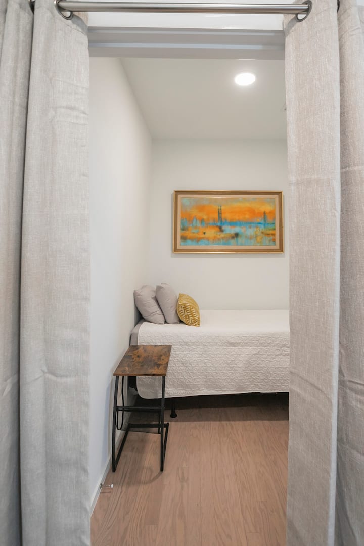 มีการเพิ่มที่นอนคู่ใต้เตียงนี้ดังนั้นตอนนี้ห้องนี้มีเตียงแฝดสองเตียง