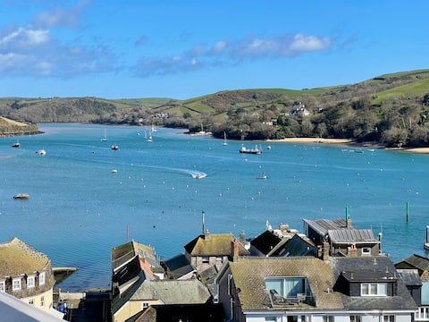 Top Airbnb: Beautiful 2 bedroom flat, fantastic harbour views in Salcombe