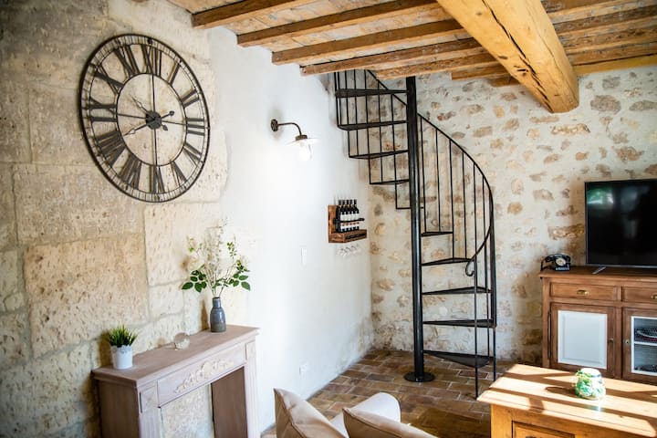 Das Wohnzimmer mit dekorativem Kamin.