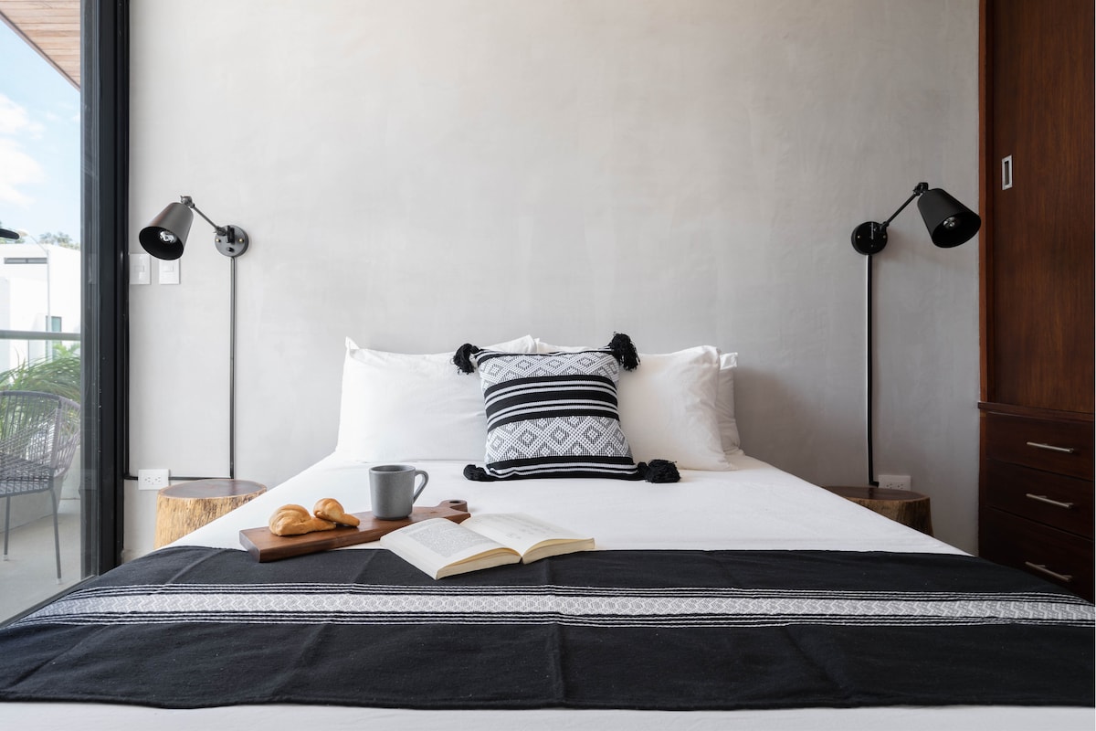 ห้องนอนใหญ่พร้อมเตียงคิงไซส์และระเบียง