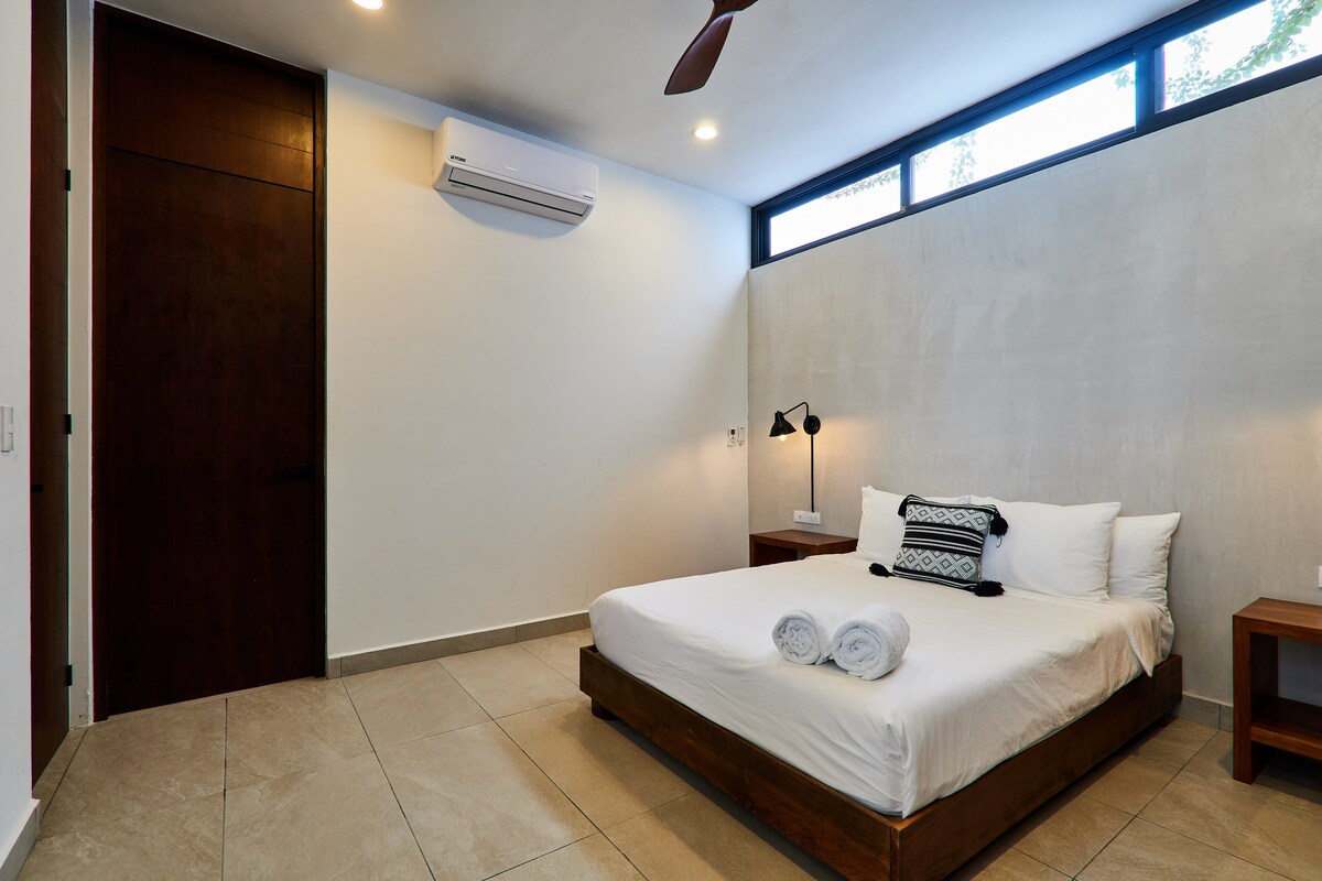 ห้องนอนขนาดใหญ่พร้อมเตียงควีนไซส์