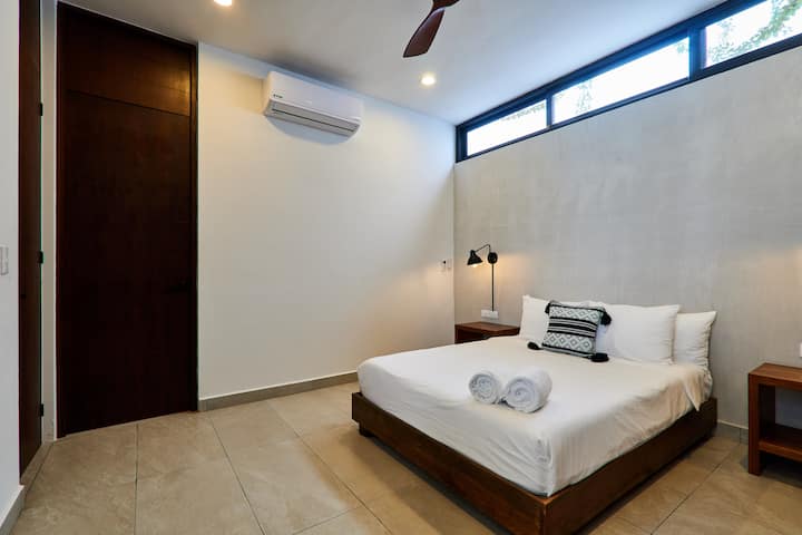 Დიდი საძინებელი 152 × 203 სმ ზომის საწოლით