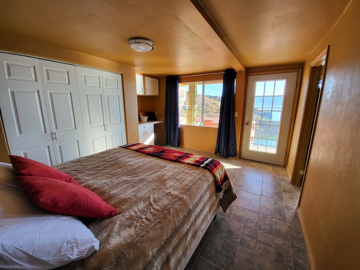 Апартман на изгрејсонце. Брачен кревет (широк 150-179 см), работен простор, сопствена бања и приватна тераса!