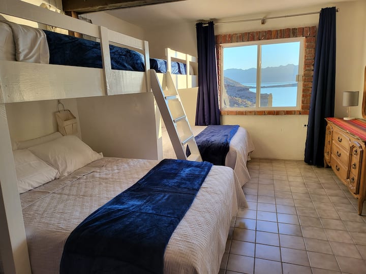 Соба на спрат. 2 брачни кревета и 2 брачни кревета.