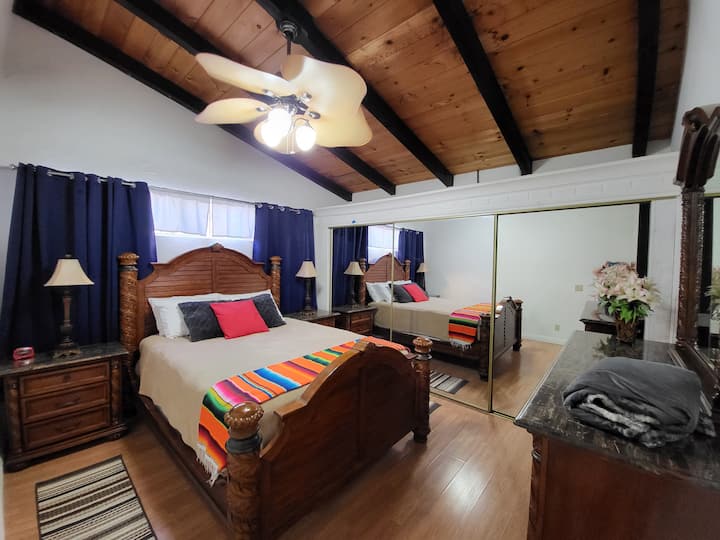 Спална соба на главниот кат. Брачен кревет (широк 150-179 см), витраж и голем плакар на главното ниво на вилата.