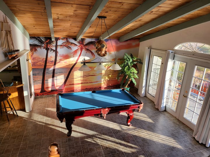 Соба за игри со маса за билјард, мурал и уште една тераса! Веднаш до влажниот бар и фрижидерот за пиење.