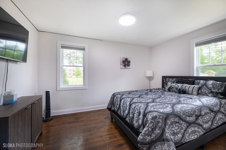 Kitanda cha malkia cha ghorofa kuu