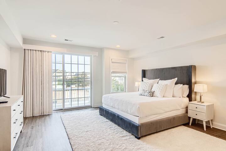 Chumba bora cha kulala chenye Roshani kinachoangalia bahari na ufukweni, chumba cha kulala, bafu la chumbani