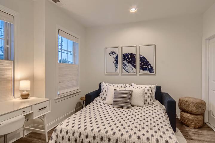 Kitanda cha 5, kitanda cha sofa cha Queen kilicho na godoro la povu la kumbukumbu, kabati la kuingia, sehemu mahususi ya kufanyia kazi na bafu la pamoja kwenye chumba