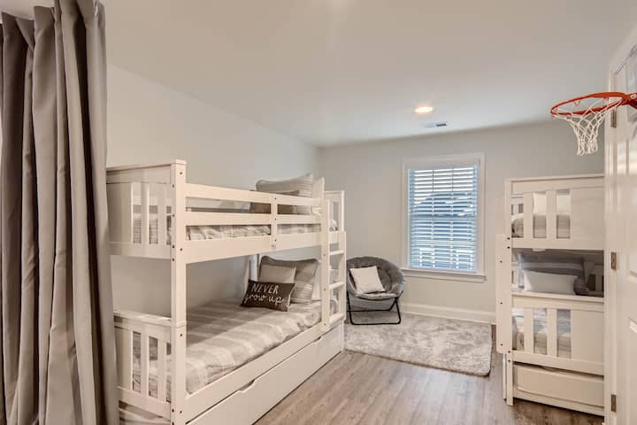 Chumba cha kulala cha chumba cha ghorofa 6 
vitanda viwili vya ghorofa, kila kimoja kikiwa na kitanda kidogo, mapacha 6, chumba hiki kimetenganishwa na kizio cha chumba cha kitambaa kutoka kwenye Ukumbi wa Watoto. Kamilisha na hoop ndogo ya mpira wa kikapu na kujificha na utafute kabati la nguo