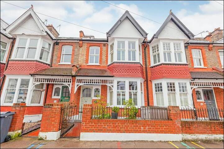 Spacious 3 bedroom house nr Wimbledon Tennis Club gallery image 3