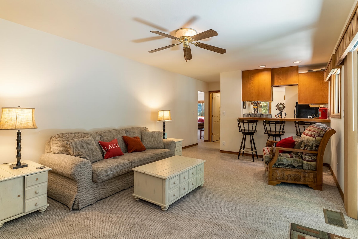 Sala de estar con barra de desayuno