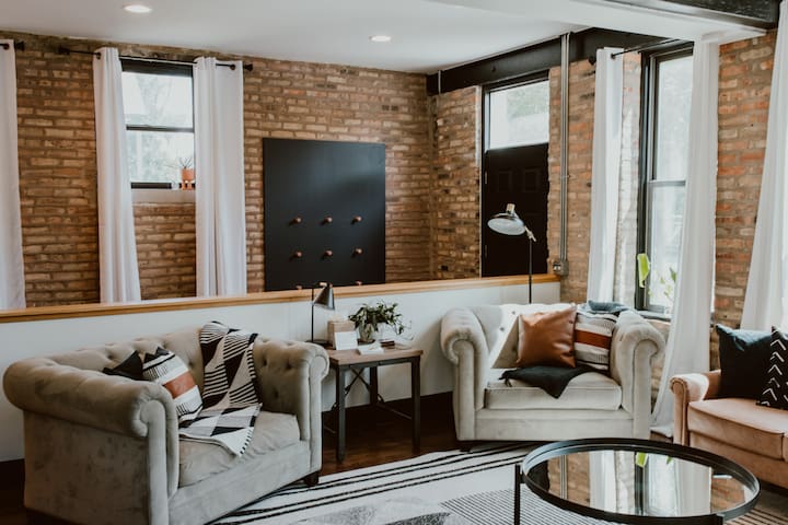 Spacious Family Loft | Wrigley + Parking + Arcade gallery image 2