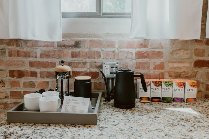 Spacious Family Loft | Wrigley + Parking + Arcade gallery image 4