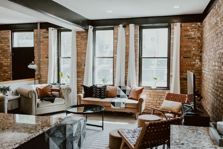 Spacious Family Loft | Wrigley + Parking + Arcade gallery image 3