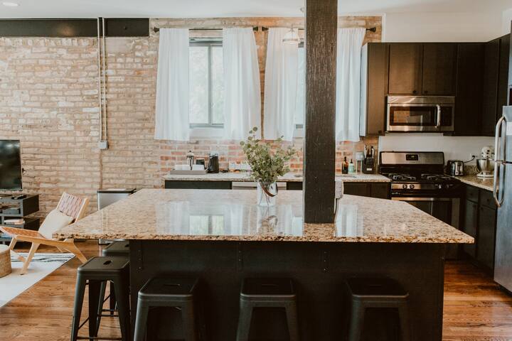 Spacious Family Loft | Wrigley + Parking + Arcade gallery image 5