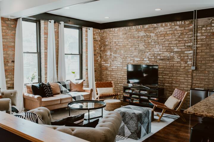 Spacious Family Loft | Wrigley + Parking + Arcade