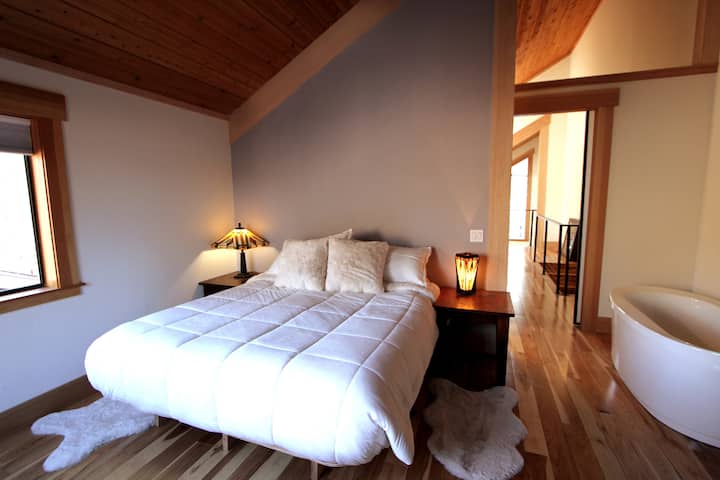 S nadsvođenim stropom i bračnim krevetom, glavna spavaća soba pruža dovoljno prostora za opuštanje. A mekane pamučne plahte pružit će luksuzan i miran san.