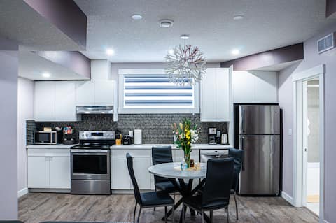 New stylish & homely 2 bdrm suite-10min to Airport