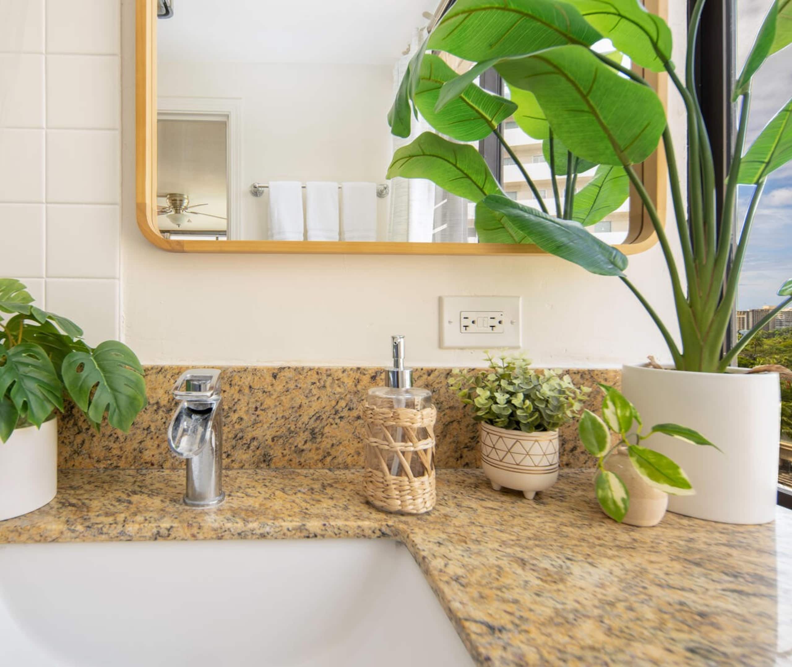 Condo in Honolulu · ★4.89 · 1 bedroom · 1 bed · 1 bath - Image 4