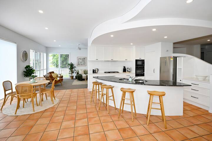 Stunning Mooloolaba Waterfront Home -10 guests ZB1 gallery image 2