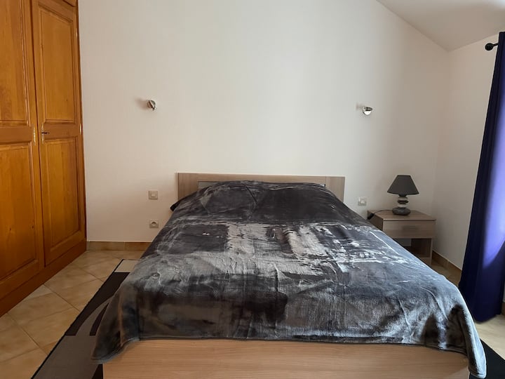 En el tercer dormitorio encontrará una cama de 140 cm y una cuna. Un armario (dos tablas, una barra y perchas) le permitirá guardar sus efectos. Una aspiradora está a su disposición en este.