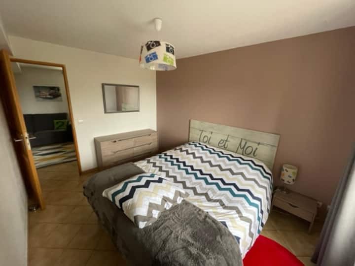 Una primera habitación le da la bienvenida. Cama de 160 cm, cómoda.