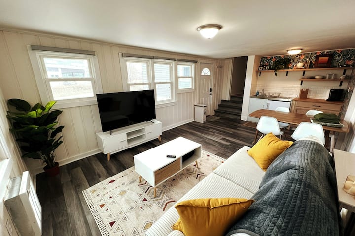 Cozy Riverfront Cottage | Broadripple Tv In Master - Nora - Indianapolis