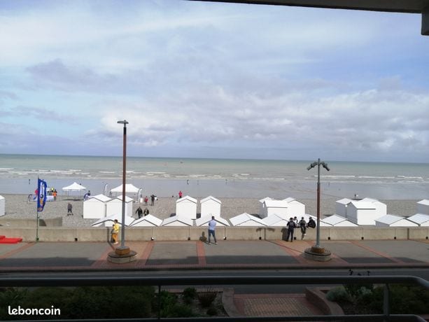 Popular Airbnb listing: apartment with balcony facing the sea in Mers Les Bains