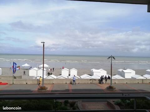Popular Airbnb listing: apartment with balcony facing the sea in Mers Les Bains