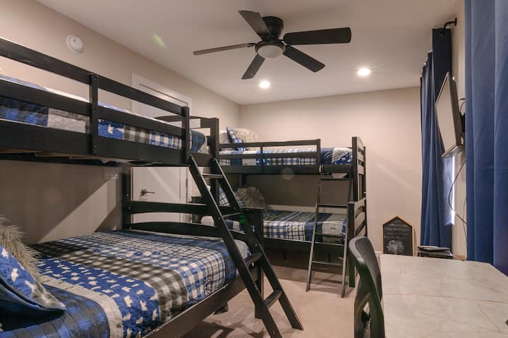 Chumba cha kulala #3, aka "Chumba cha Bunk", kinalala hadi 6 na vitanda viwili vya watu wawili na pacha.