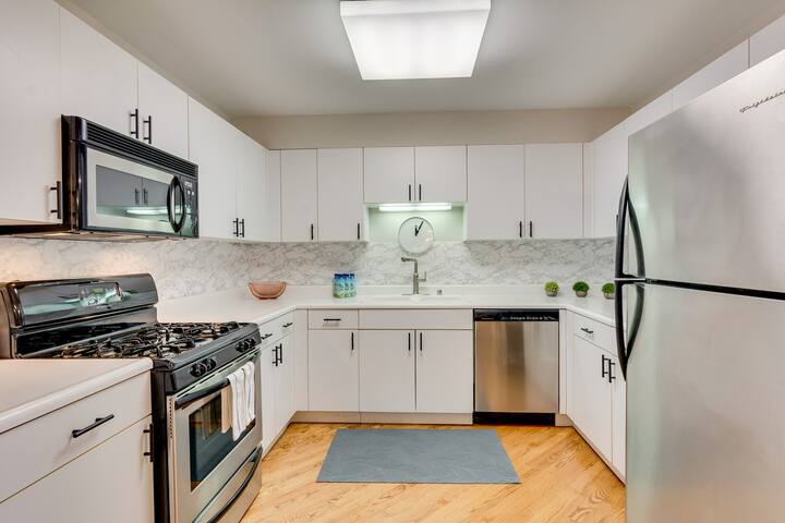 Upscale 4-Bedroom Townhouse w/Garage – LOCATION gallery image 4