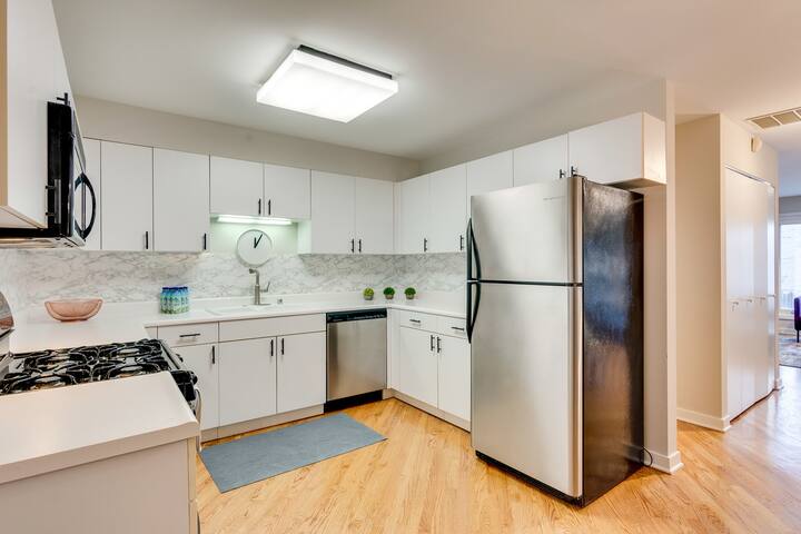 Upscale 4-Bedroom Townhouse w/Garage – LOCATION gallery image 5