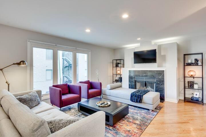 Upscale 4-Bedroom Townhouse w/Garage – LOCATION gallery image 2