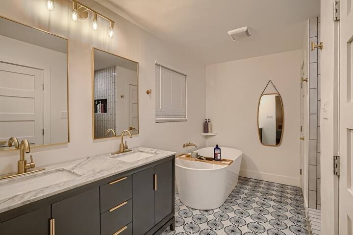 Mid century modern Pool/spa house gallery image 4