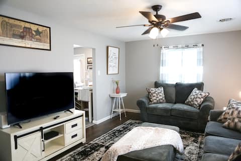 Clean and Cozy 2 BR home blocks away from downtown