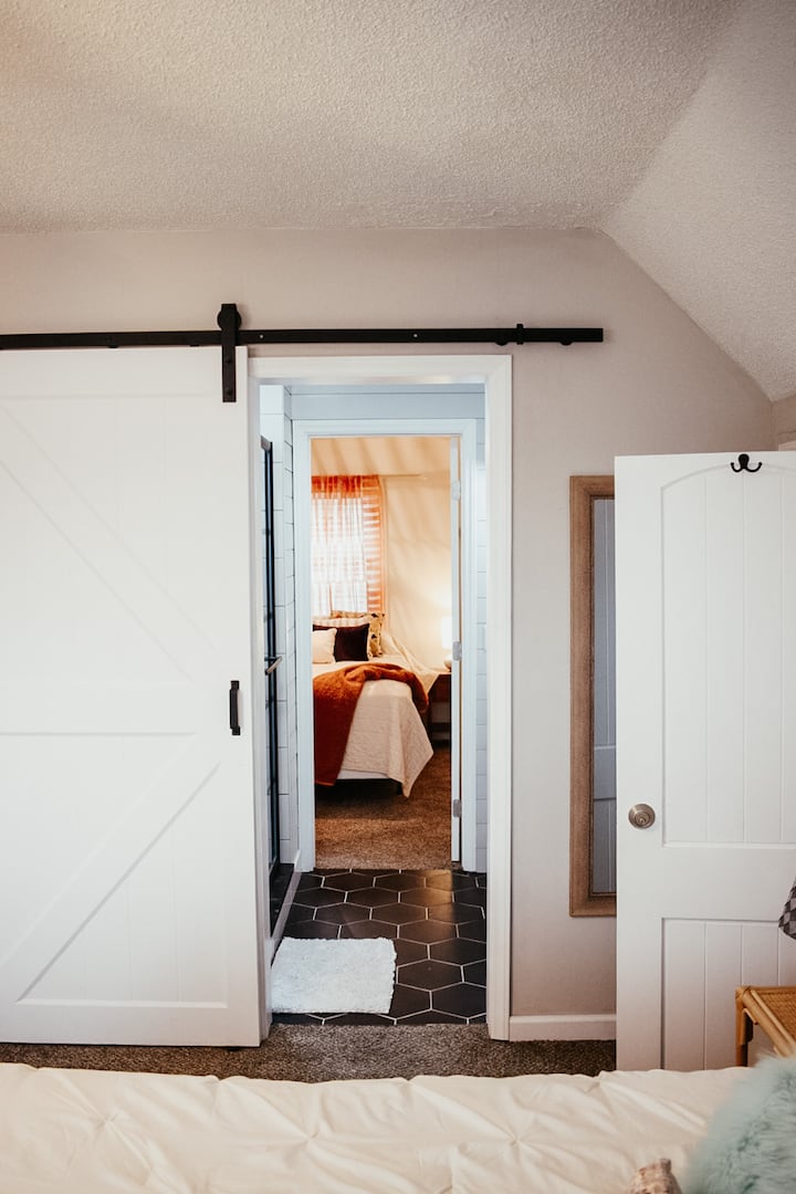 มองผ่านห้องน้ำชั้นบนจากห้องนอน #1 ไปยังห้องนอน #2