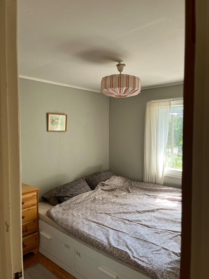 Spálňa vedľa kuchyne s výhľadom na predný dvor