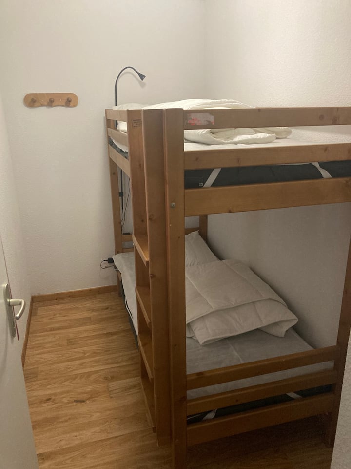 Chumba cha mbao chenye vitanda vya ghorofa.