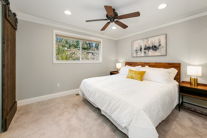 Chumba Mahiri cha kulala kilicho na kitanda aina ya King