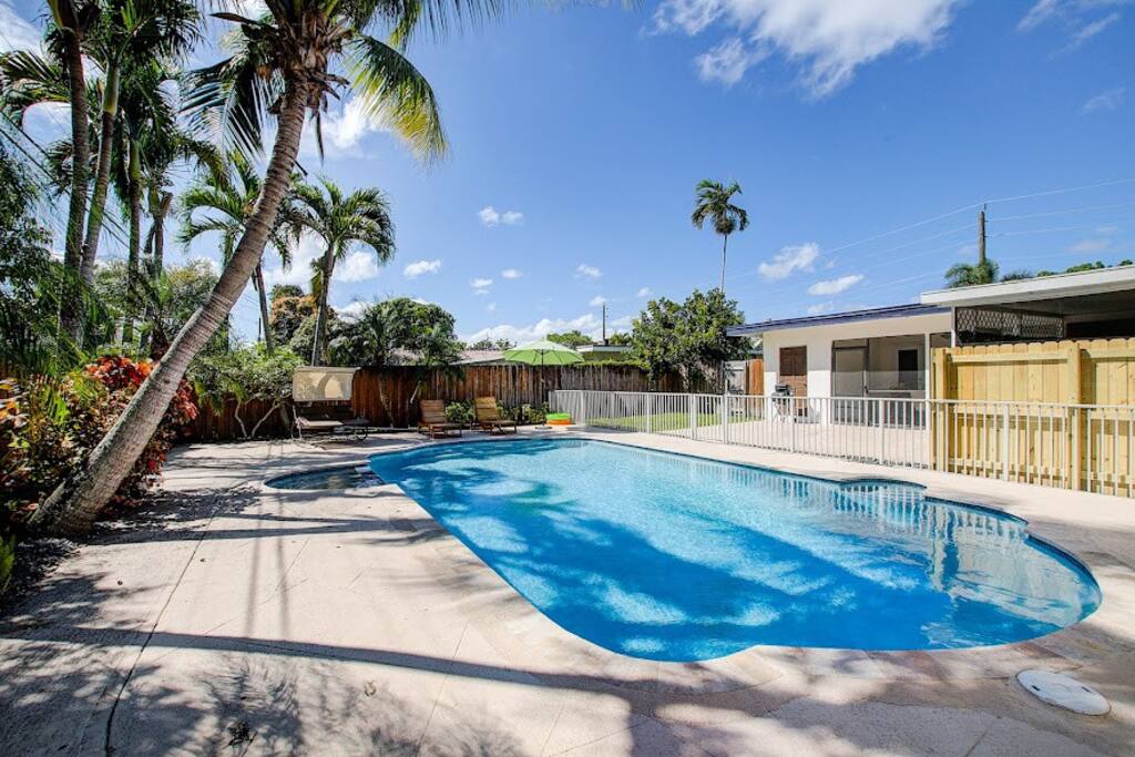 Huge Home near FTL Beach! Sleeps 18 guests w/Pool